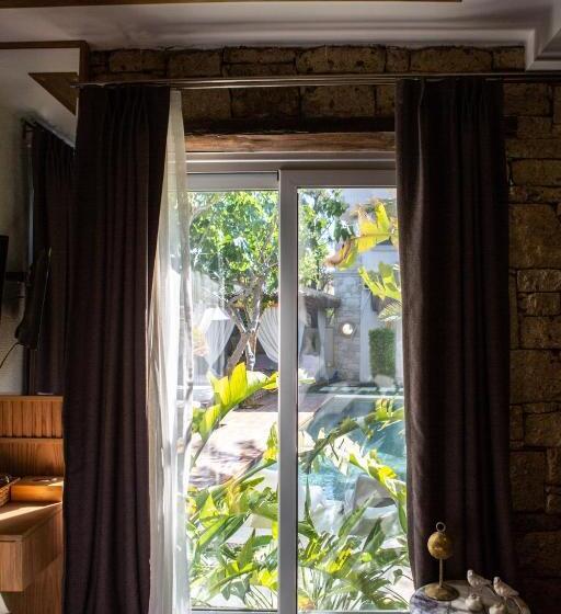 Номер Стандарт Вид на Бассейн, The Abc