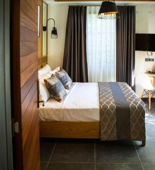 Номер Стандарт Вид на Бассейн, The Abc