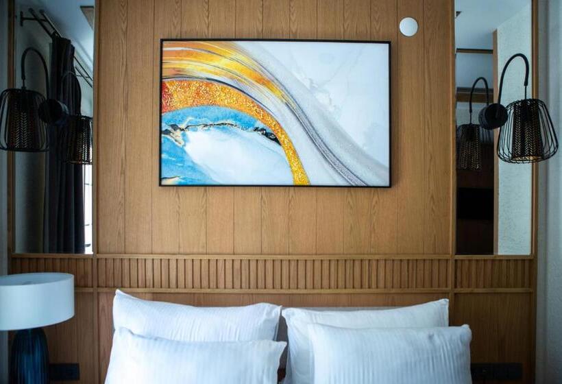 Номер Стандарт Вид на Бассейн, The Abc