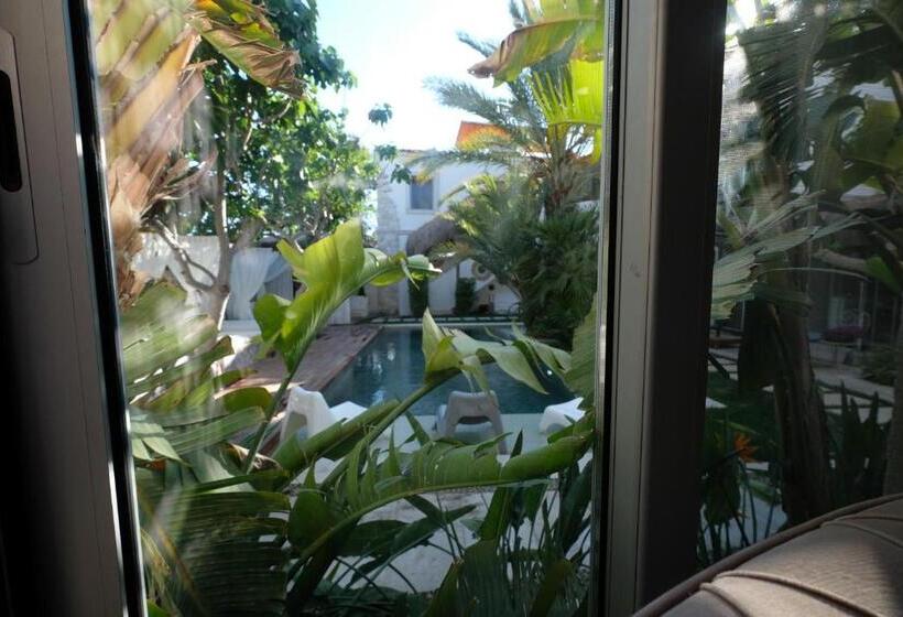 Номер Стандарт Вид на Бассейн, The Abc