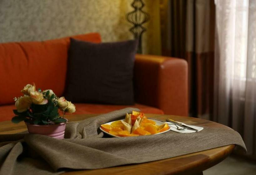 غرفة ديلوكس, Zade