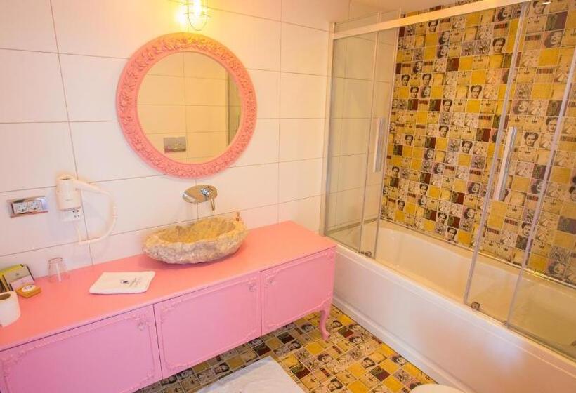 带河湖景观的轻年套房, Limnades Hotel İznik