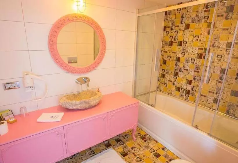 湖の見えるジュニアスイート, Limnades Hotel İznik