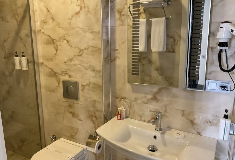 غرفة ديلوكس, Zade