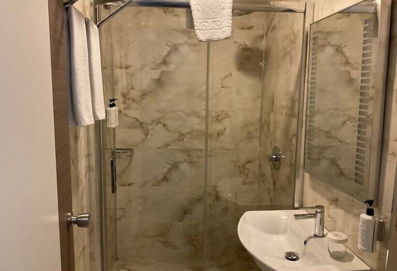 غرفة ديلوكس, Zade