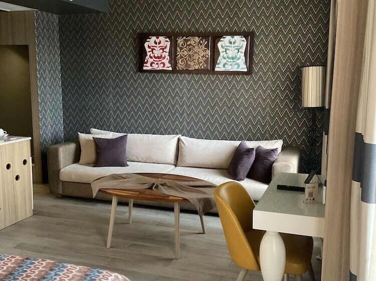 غرفة ديلوكس, Zade