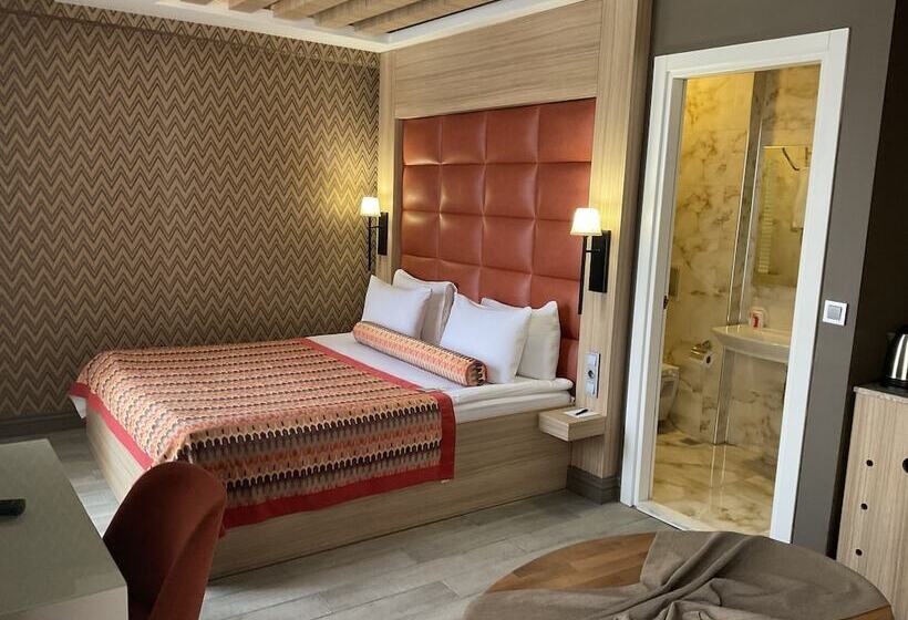 غرفة ديلوكس, Zade