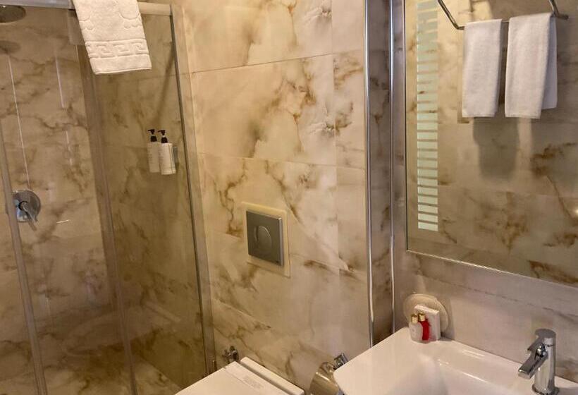 غرفة ديلوكس, Zade