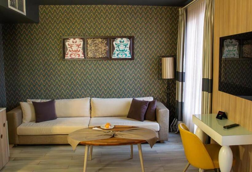 غرفة ديلوكس, Zade