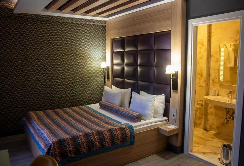 غرفة ديلوكس, Zade