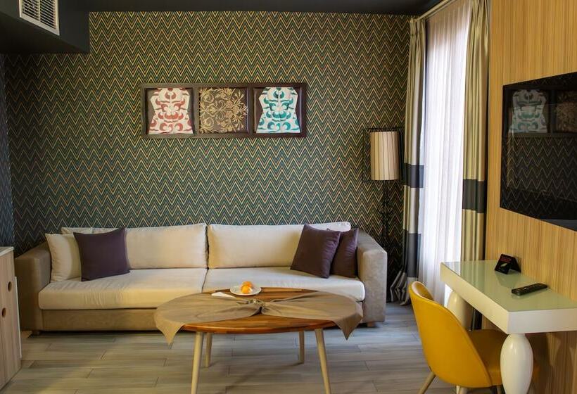 غرفة ديلوكس, Zade