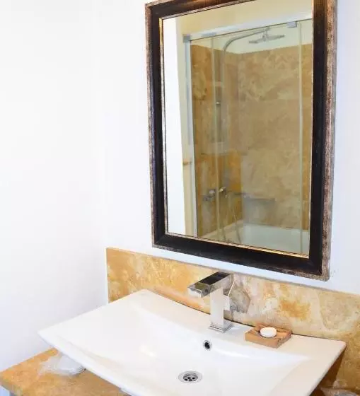 اتاق استاندارد سه نفره, Gule Cunda