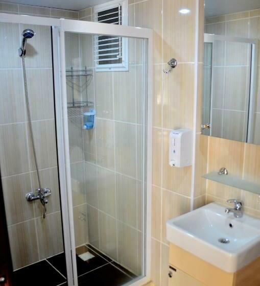 חדר סטנדרט לשלושה, Rumana