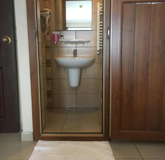 Economy Triple Room, özgür