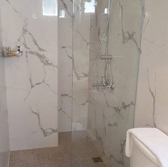 חדר דלוקס, Kamiseta