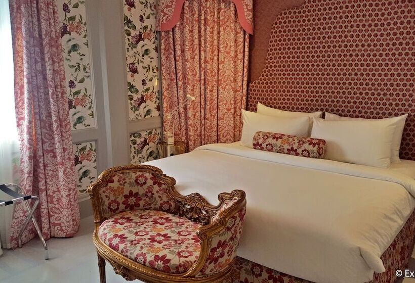 חדר דלוקס, Kamiseta