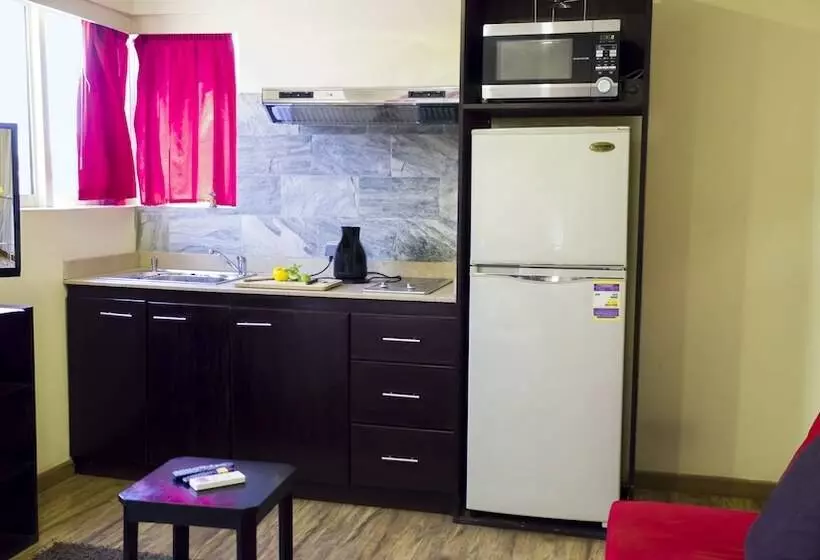 استودیوی لوکس, Newcity Hotel & Suites