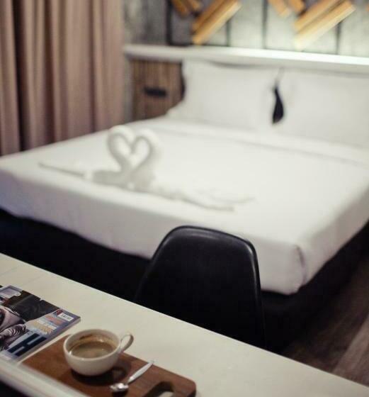 חדר סטנדרט יחיד, The Proud