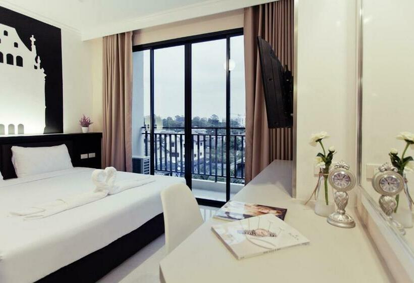 חדר סטנדרט יחיד, The Proud