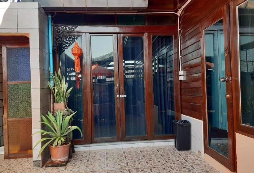 غرفة عائلية مطلّة علي الحديقة, The North