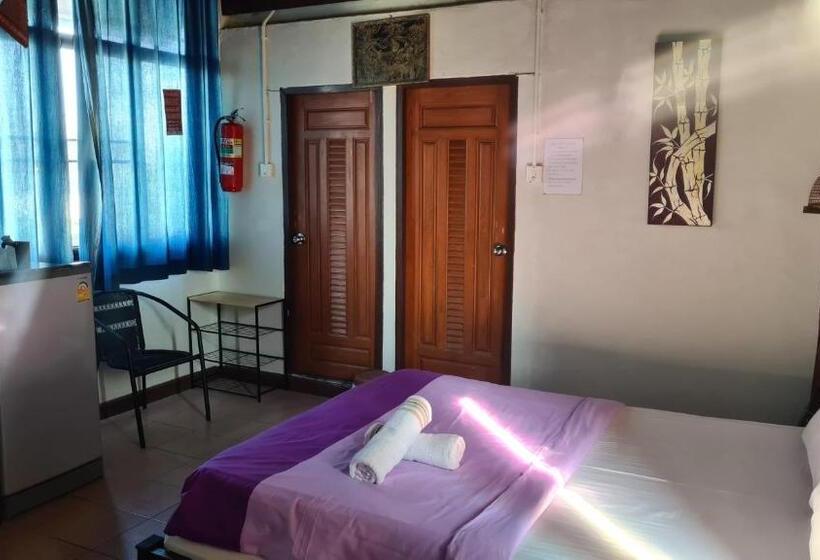 غرفة عائلية مطلّة علي الحديقة, The North