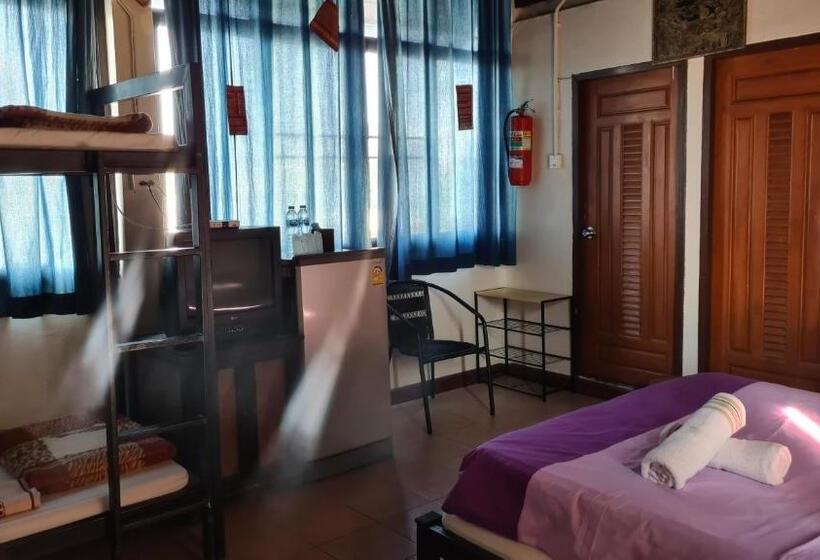 غرفة عائلية مطلّة علي الحديقة, The North