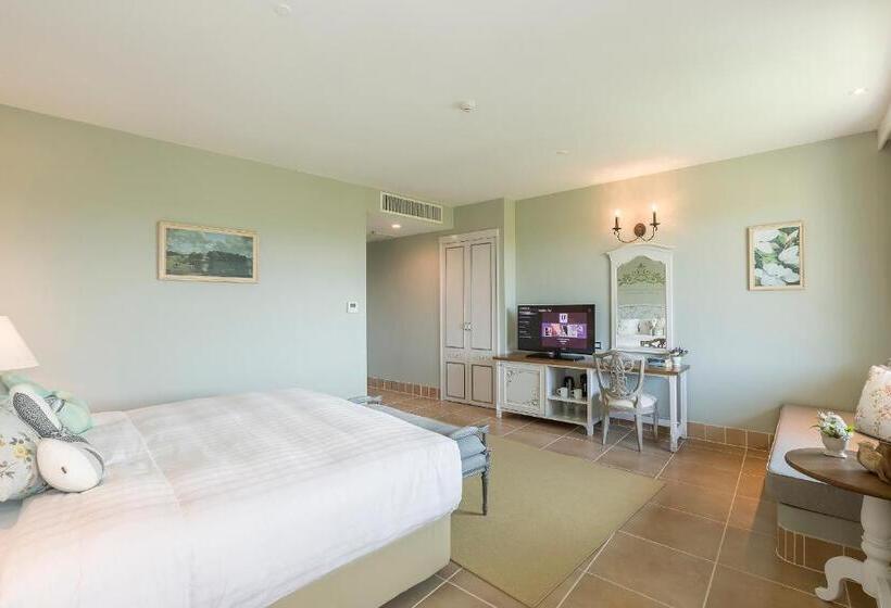 Superior room with lake view, U Khao Yai