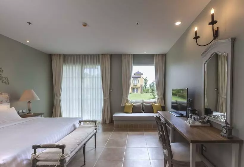 Superior room with lake view, U Khao Yai