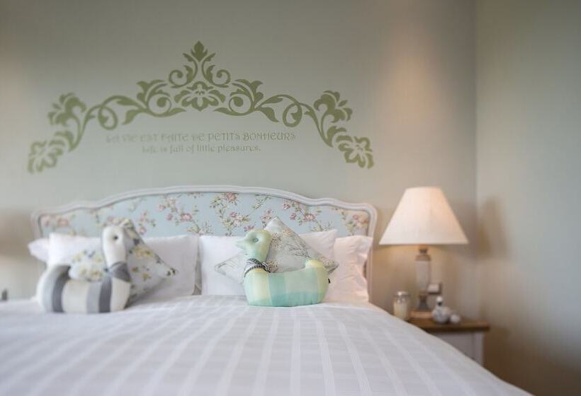 Superior room with lake view, U Khao Yai