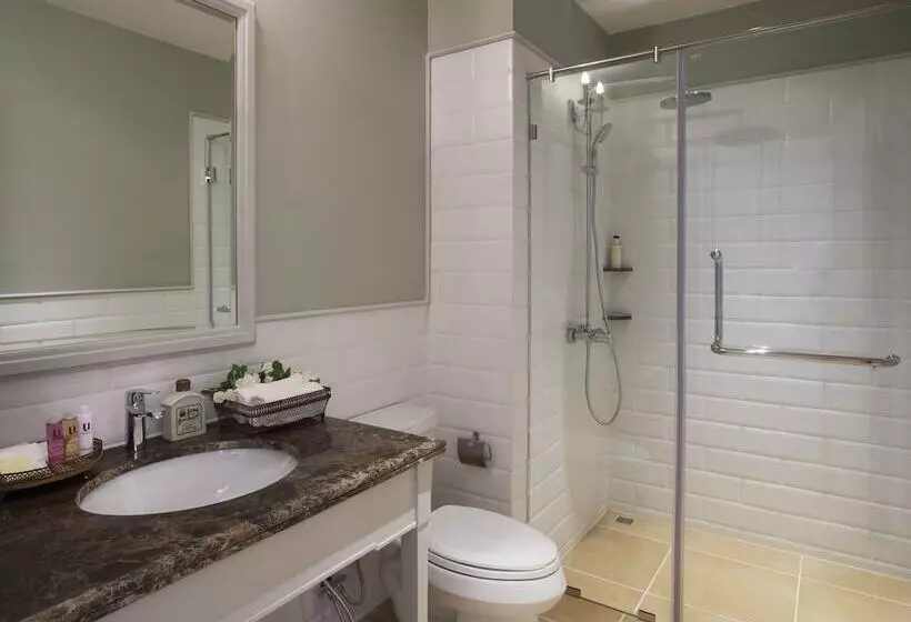 Superior room with lake view, U Khao Yai