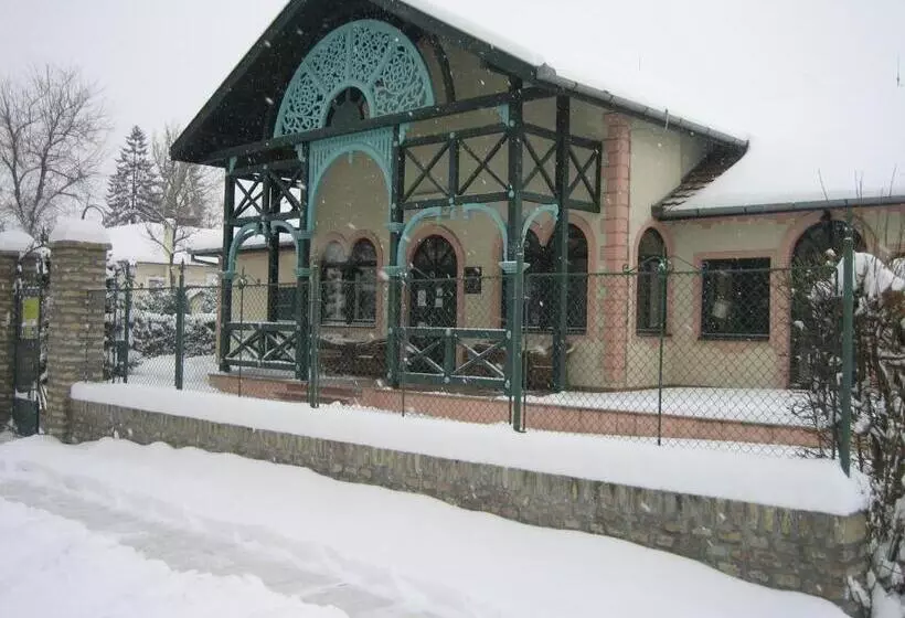 اتاق کلاسیک سه تخته, Vila Regina