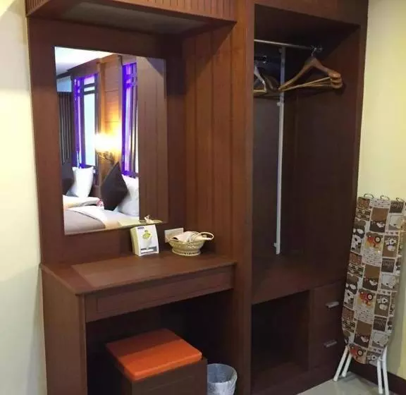 سوییت جونیور, บ้านเกื้อ เดอะ ลิฟวิ่ง
