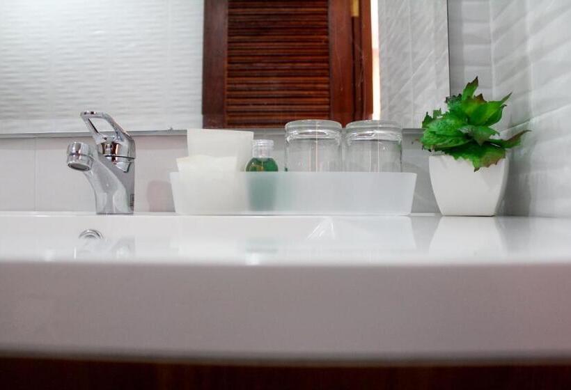 اتاق خانوادگی, The Little Nest Phuket