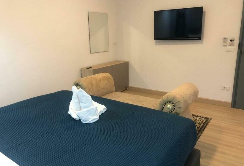 חדר דחוקס עם מיטת קינג, La Riva Boutique