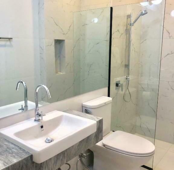 חדר דחוקס עם מיטת קינג, La Riva Boutique