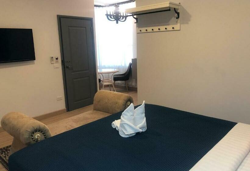 חדר דחוקס עם מיטת קינג, La Riva Boutique