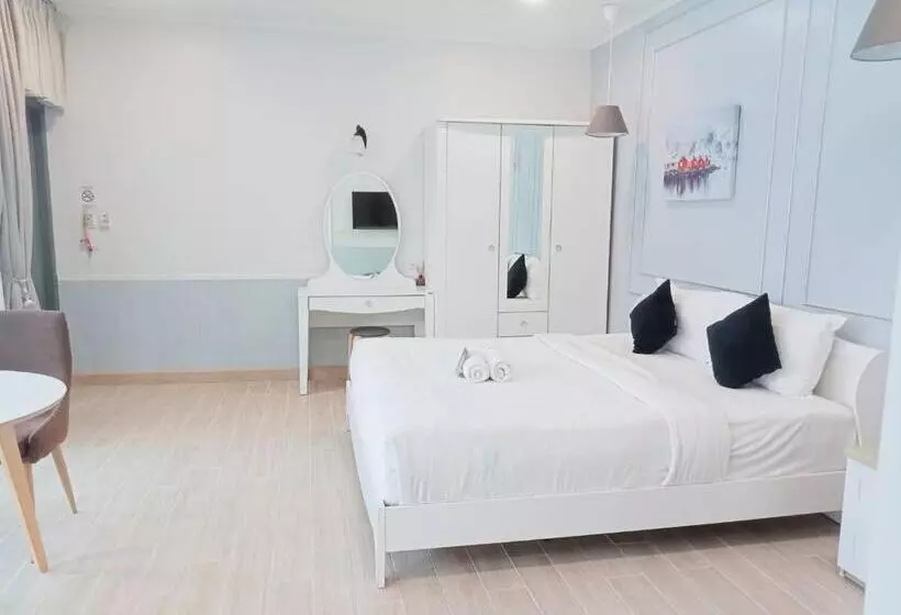 سوییت جونیور, La Riva Boutique