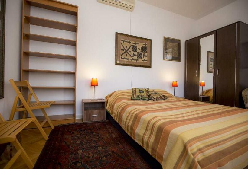 اتاق استاندارد با سرویس بهداشتی مشترک, Sun Hostel