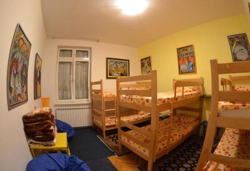 تختخواب در اتاق مشترک, Sun Hostel