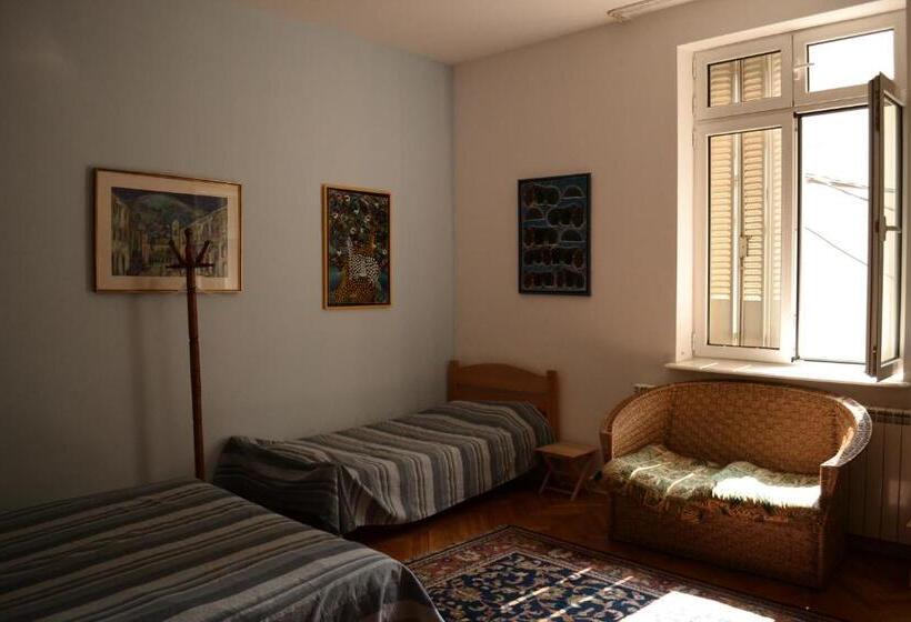 اتاق راحتی سه تخته, Sun Hostel