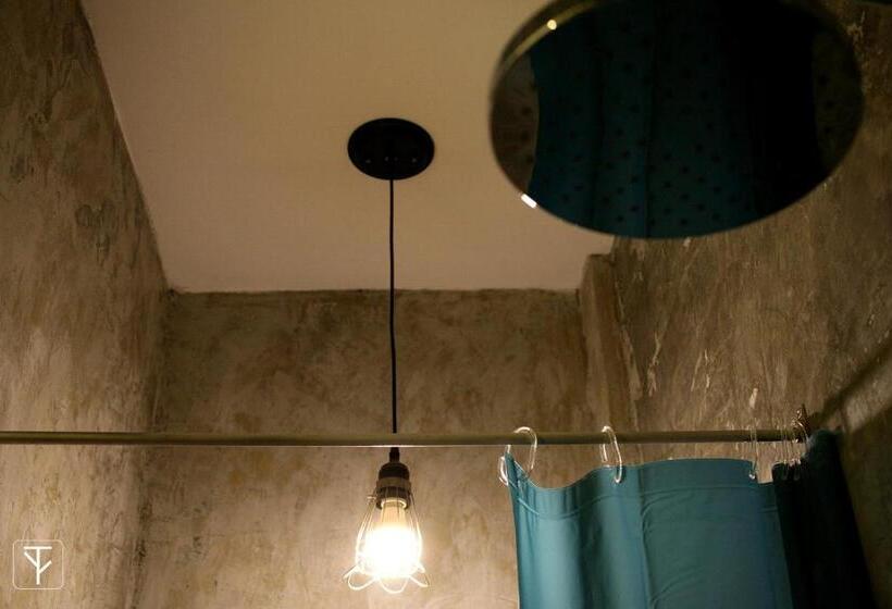Quarto Deluxe, T Boutique Hostel   Hua Lamphong