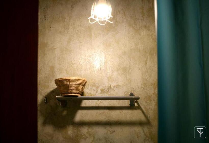 Quarto Deluxe, T Boutique Hostel   Hua Lamphong