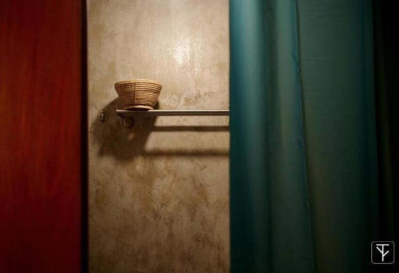 اتاق استاندارد یک نفره, T Boutique Hostel   Hua Lamphong