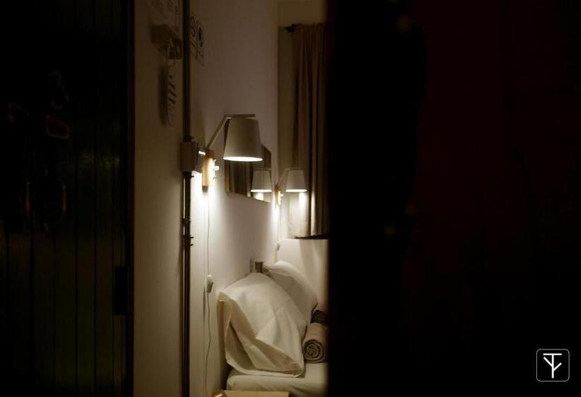 Quarto Deluxe, T Boutique Hostel   Hua Lamphong