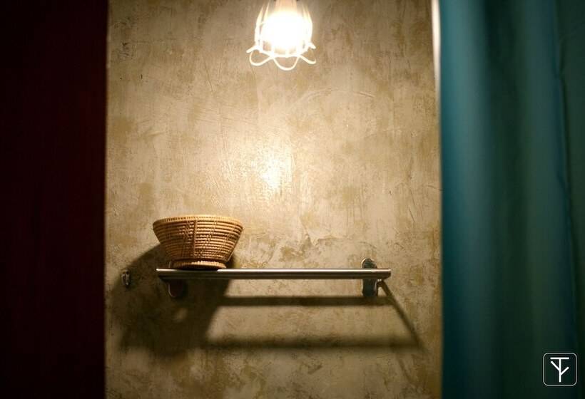 Quarto Deluxe, T Boutique Hostel   Hua Lamphong