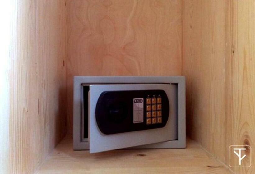 اتاق استاندارد با سرویس بهداشتی مشترک, T Boutique Hostel   Hua Lamphong