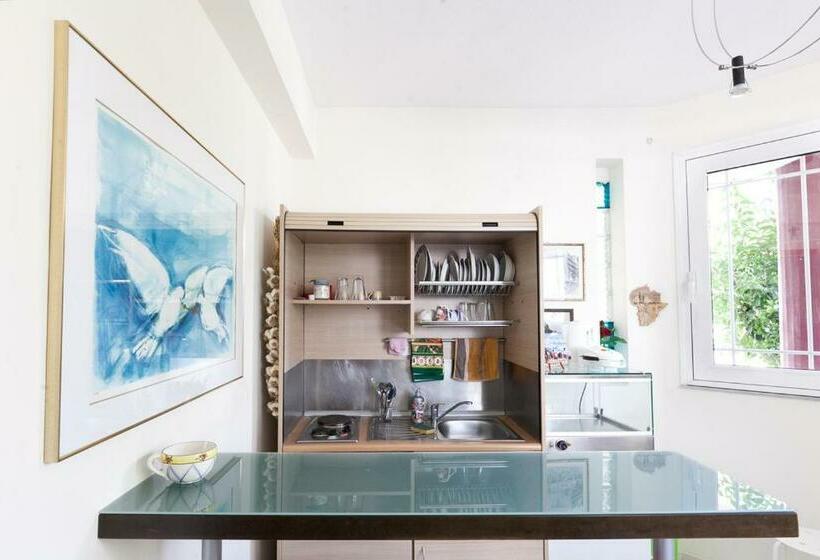 تختخواب در اتاق مشترک, Nomads Meteora