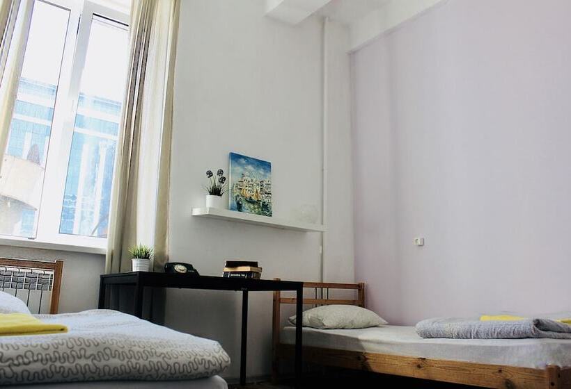 اتاق خانوادگی, Bla Bla Hostel