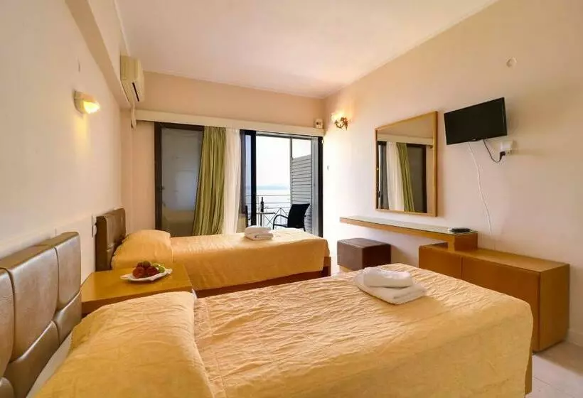 اتاق استاندارد با چشم‌انداز دریا, Calamos Beach Family Club