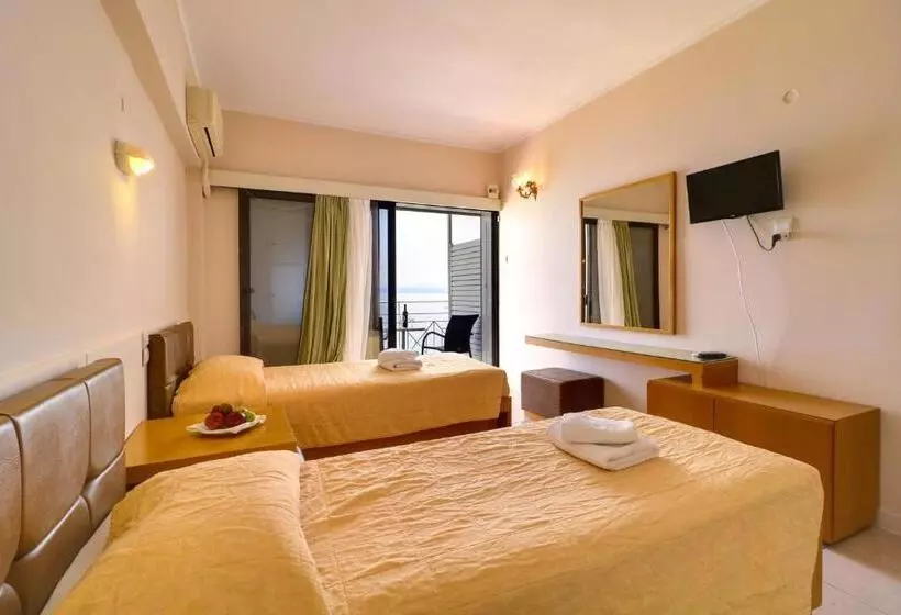 اتاق خانوادگی با تختخواب سفری, Calamos Beach Family Club